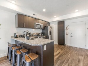 Fridge, microwave, stovetop, dishwasher