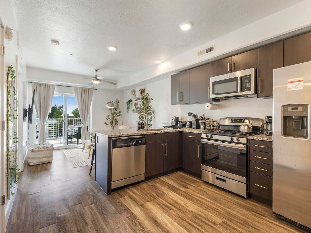 Fridge, microwave, stovetop, dishwasher