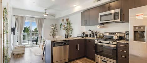 Refrigerador, microondas, placa de cocina, lavavajillas