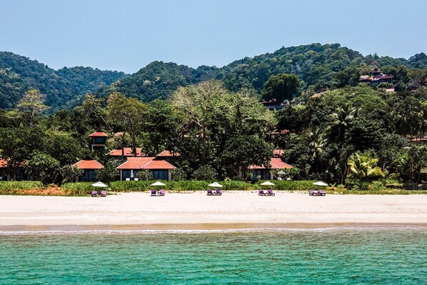 Sulla spiaggia, lettini da mare