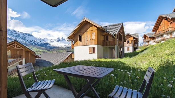 A wooden chalet with a balcony overlooking a mountainous landscape. - Apartment for 6 to 8 people in Albiez (Albiez-Montrond)