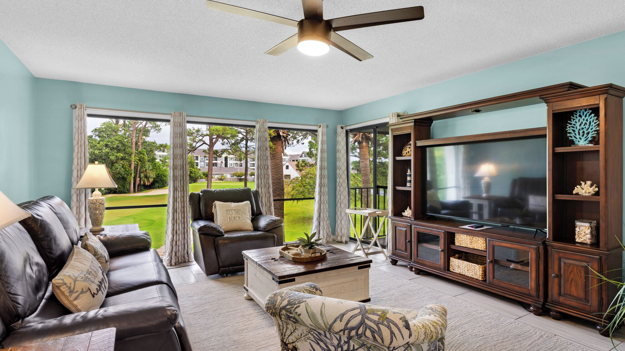 Apartamento, varias camas, balcón, vistas al campo de golf (Edgewater Golf Villa 707) | Zona de estar | Televisión de pantalla plana de 50 pulgadas con canales digitales