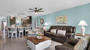 Apartment, Mehrere Betten, Balkon, Blick auf den Golfplatz (Edgewater Golf Villa 707) | Wohnbereich