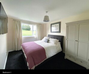 2 habitaciones, tabla de planchar con plancha y cuna de viaje 