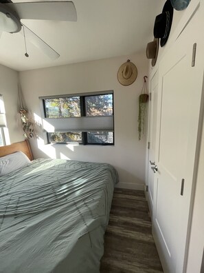 2 bedrooms, desk, iron/ironing board, WiFi