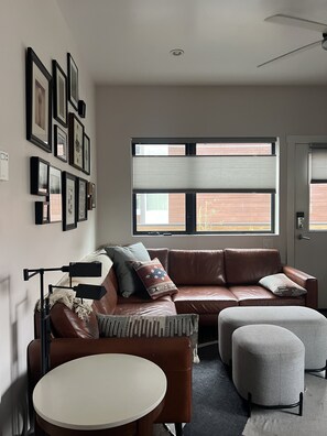 Living area - 2bd/1ba Guest House in Heart of Jackson (Jackson)