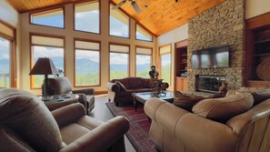 Smart TV, fireplace, video games - A+ Views! 5 bdrs w/en suites, game room, firepit! (Gatlinburg)