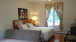 2 bedrooms, desk, WiFi, bed sheets - Resort style  entire guesthouse with kitchen (2 rooms) (Loretto)