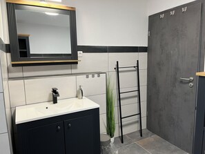 Basic-Haus, 3 Schlafzimmer, Nichtraucher, Gartenblick | Badezimmer