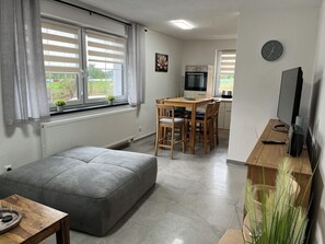 Basic House, 3 Bedrooms, Non Smoking, Garden View | Living area