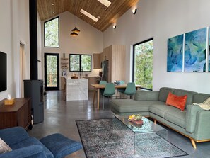 Fernseher, Kamin, Bücher