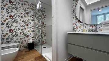 Doccia, asciugacapelli, bidet, asciugamani