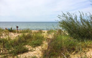 A beach with sand dunes and sparse vegetation. - Gorgeous home in Pustkowo with WiFi (Pustkowo)