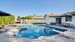 Pool - Family-friendly, Pool, Paradise Valley, Pets OK, Garage, BBQ, Highway Access, close to Mayo Clinic & North Scottsdale. Near Desert Village Shopping area (Phoenix)