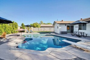 Pool - This house is a 3 bedroom(s), 2 bathrooms, located in Phoenix, AZ. (Phoenix)