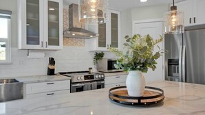 Coffee/tea maker, fridge, microwave, oven - Family-friendly, Pool, Paradise Valley, Pets OK, Garage, BBQ, Highway Access, close to Mayo Clinic & North Scottsdale. Near Desert Village Shopping area (Phoenix)