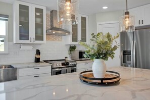 Fridge, microwave, oven, stovetop - This house is a 3 bedroom(s), 2 bathrooms, located in Phoenix, AZ. (Phoenix)