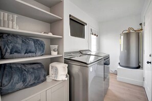 Interior - This house is a 3 bedroom(s), 2 bathrooms, located in Phoenix, AZ. (Phoenix)