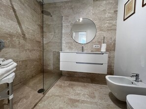 Douche, serviettes fournies