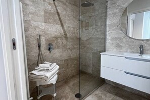 Een douche, handdoeken