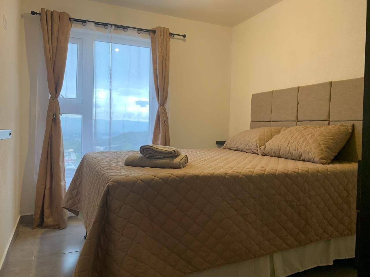 3 makuuhuonetta, silitysrauta/-lauta, vauvan matkasänky, Wi-Fi