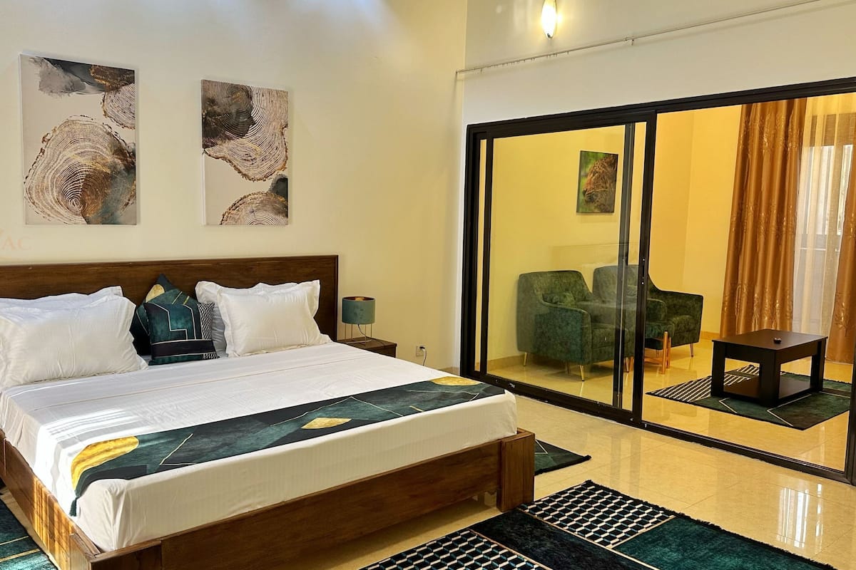 Deluxe Room | Peralatan tempat tidur premium, tilam berlapik, meja 