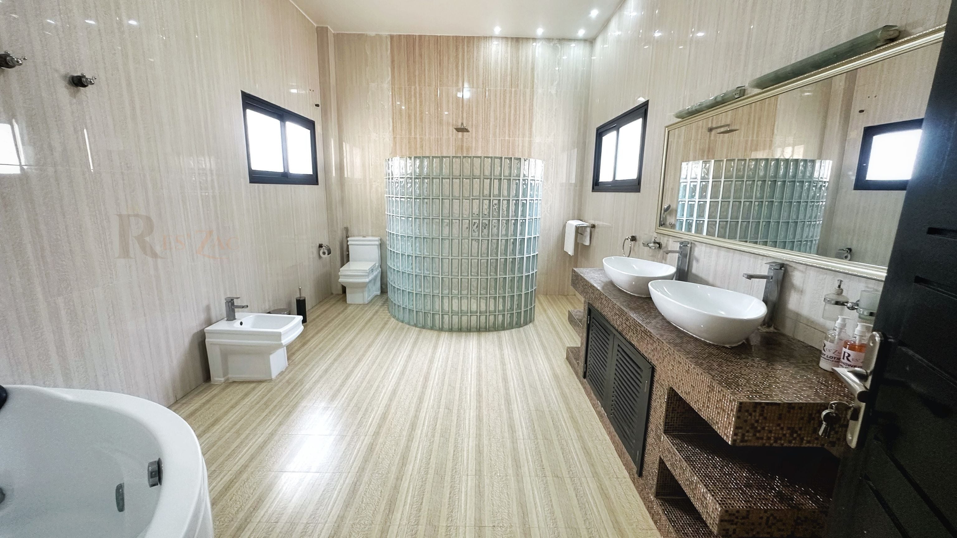 Bañera con ducha, toallas, jabón, shampoo