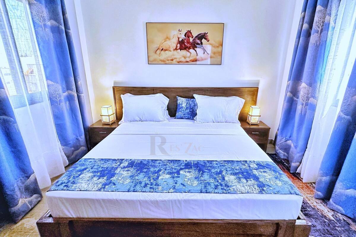 Comfort Apartment | Peralatan tempat tidur premium, tilam berlapik, meja 