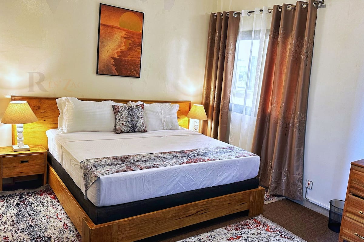 Comfort Apartment, Balcony | Peralatan tempat tidur premium, tilam berlapik, meja 