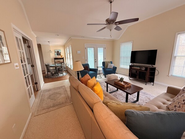 Smart TV, fireplace