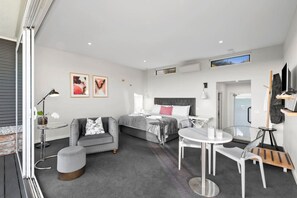 1 bedroom, free WiFi, bed sheets - The Nest- Luxury Pod w King bed + private spa (Point Lonsdale)