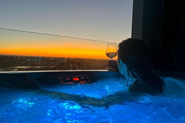 🌅 Relaxing spa bath with stunning sunset views