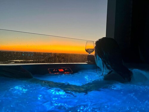 The Nest- Luxury Pod w King bed + private spa