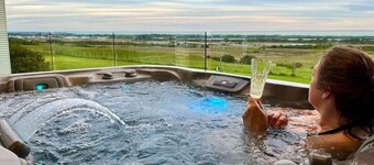 The Nest- Luxury Pod w King bed + private spa