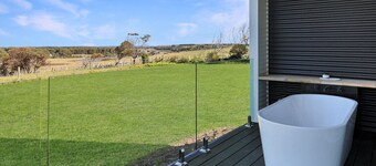 The Nest Luxury Stay- Disability suitable, Private bath tub on deck with views, Breakfast included