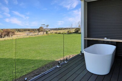 The Nest Luxury Stay- Disability suitable, Private bath tub on deck with views, Breakfast included