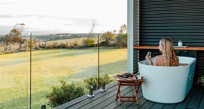 The Nest Luxury Stay- Disability suitable, Private bath tub on deck with views, Breakfast included