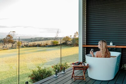 The Nest Luxury Stay- Disability suitable, Private bath tub on deck with views, Breakfast included