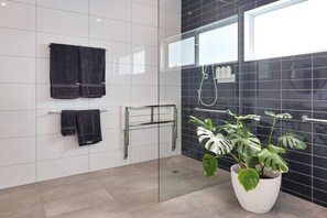 Sèche-cheveux, serviettes fournies