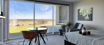 The Nest Luxury Stay- Disability suitable, Private bath tub on deck with views, Breakfast included