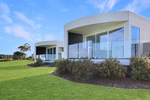 The Nest Luxury Stay- Disability suitable, Private bath tub on deck with views, Breakfast included