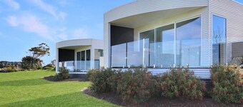 The Nest Luxury Stay- Disability suitable, Private bath tub on deck with views, Breakfast included