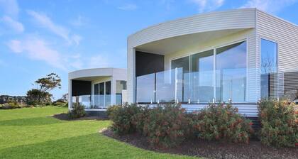 The Nest Luxury Stay- Disability suitable, Private bath tub on deck with views, Breakfast included