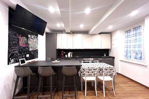 Fridge, oven, stovetop, dishwasher
