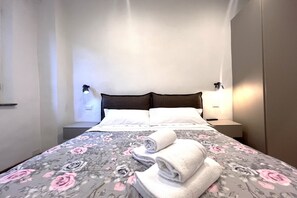 2 bedrooms, iron/ironing board, WiFi