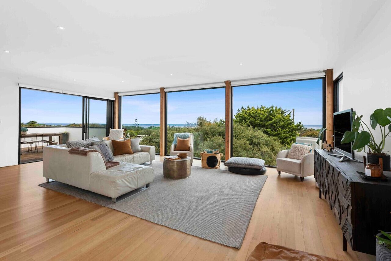 Télévision, cheminée, table de tennis de table