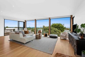 تلفزيون، مدفأة، تنس طاولة