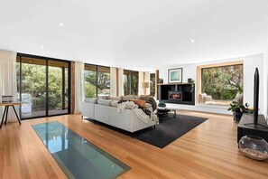 Televisie, een open haard en een tafeltennistafel