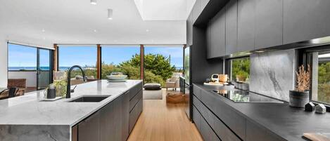 Frigorífico, horno, placa de cocina y lavavajillas