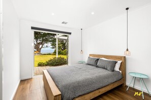 4 bedrooms, free WiFi, bed sheets - The Esplanade- Beach front, Luxury, Sleeps 8, Luxury, Parking, Aircon (Indented Head)
